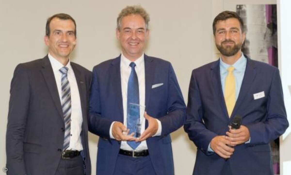 Thomas Rheinhardt von Prosoft Krippner (Mitte) mit dem »Best Performer Commercial Channel«-Award sowie Stefan Thiel und Ferdikan Ilyasoglu von Eset (Foto: Eset)