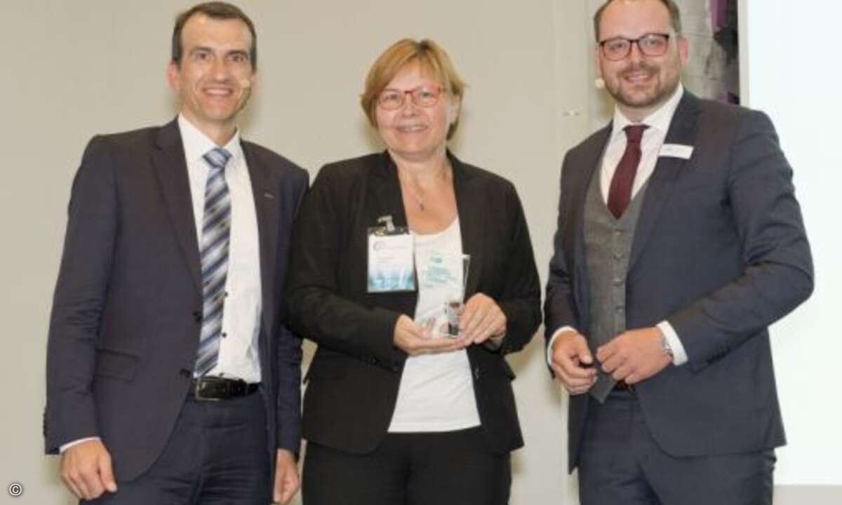 Als bester Partner in der Region Middle-West Germany wurden Rosemarie Bücker und R. Bücker EDV-Beratung Datentechnik von Stefan Thiel und dem Territory-Manager Christoph Preetz ausgezeichnet (Foto: Eset)