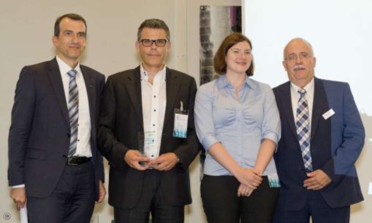 Arno Oberhauser und Olivia Kallweit von Makro Factory mit dem Award für die Region South Germany, eingerahmt von Stefan Thiel und Herbert Müller (Foto: Eset)