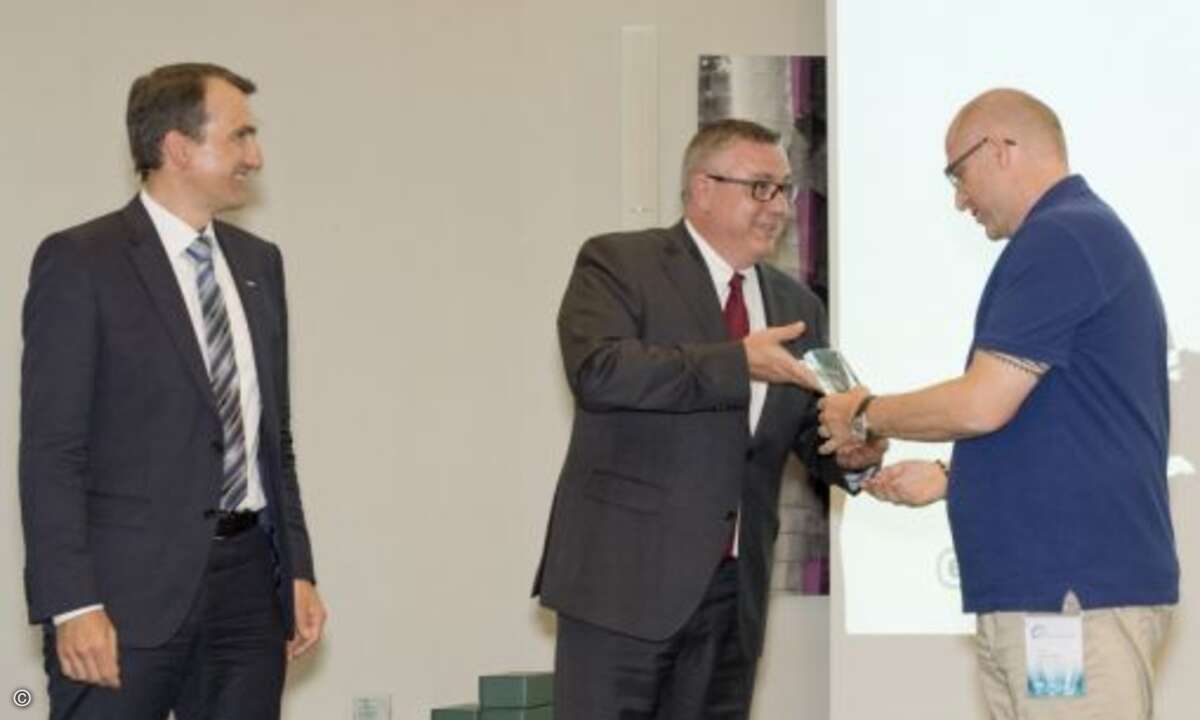 Rainer Schwegler überreichte Yvan Jeanmonod von Creanet Internet Service den Award als »Channel Champion Switzerland« (Foto: Eset)