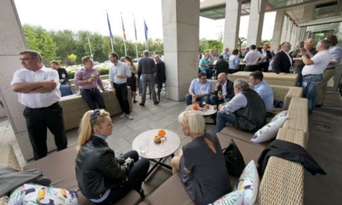 Ein Sektempfang als Einstieg in die abendlichen Feierlichkeiten (Foto: Eset)