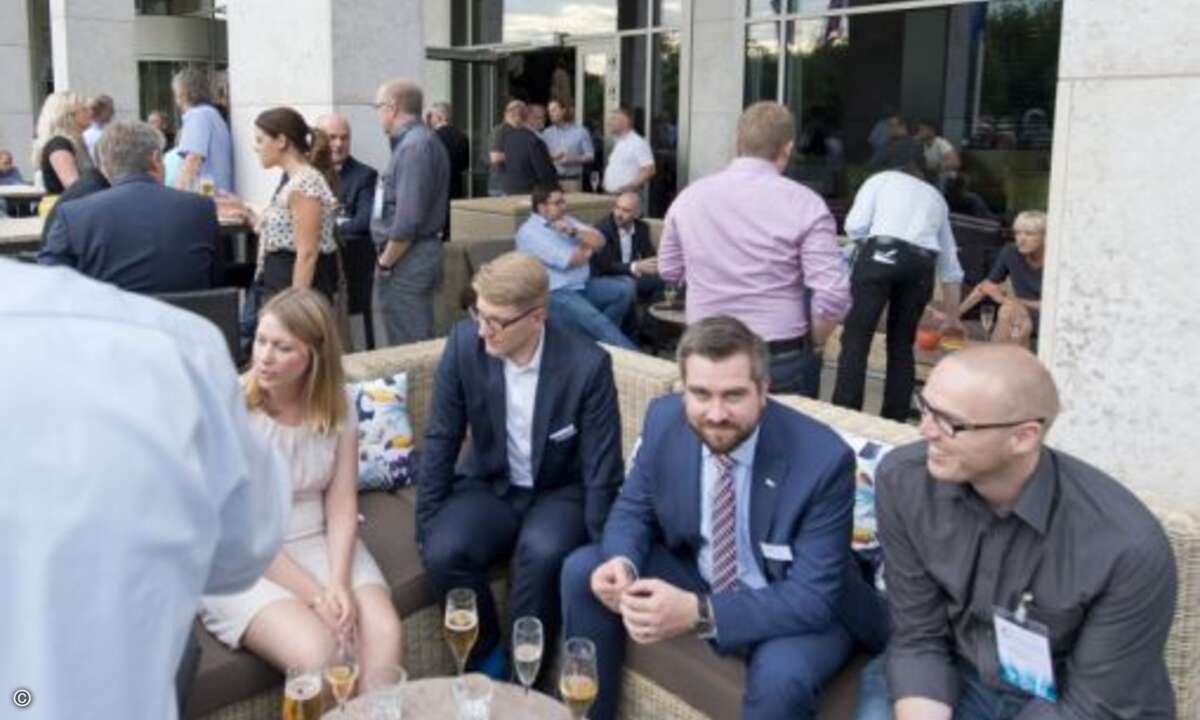 Alexander Schulz von Eset mit Partnern (Foto: Eset)