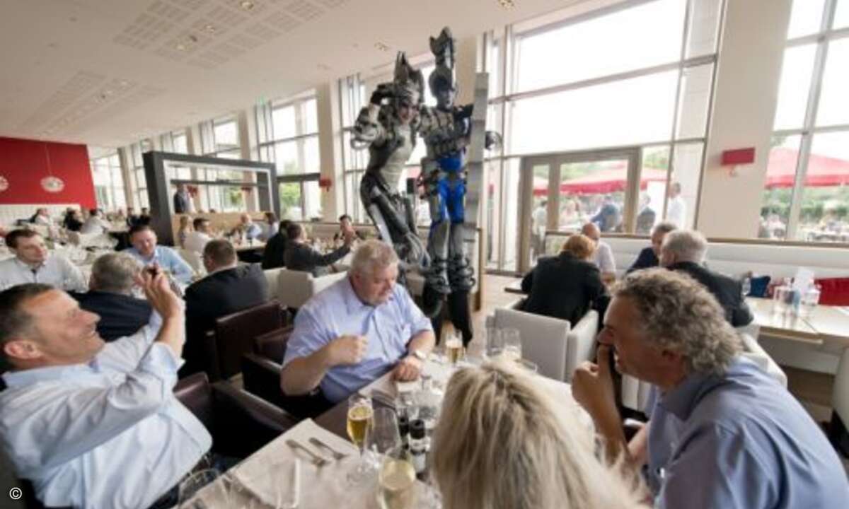 Immer ein beliebtes Fotomotiv: die Eset-Roboter… (Foto: Eset)