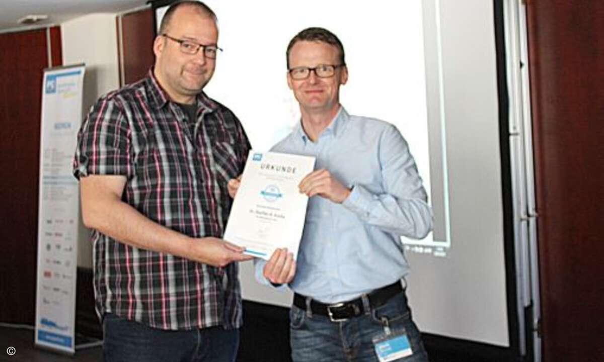 Steffen Kathe (li.) wurde von Synaxon-Vorstand Mark Schröder für seine zehnjährige Mitgliedschaft ausgezeichnet (Bild: Synaxon)