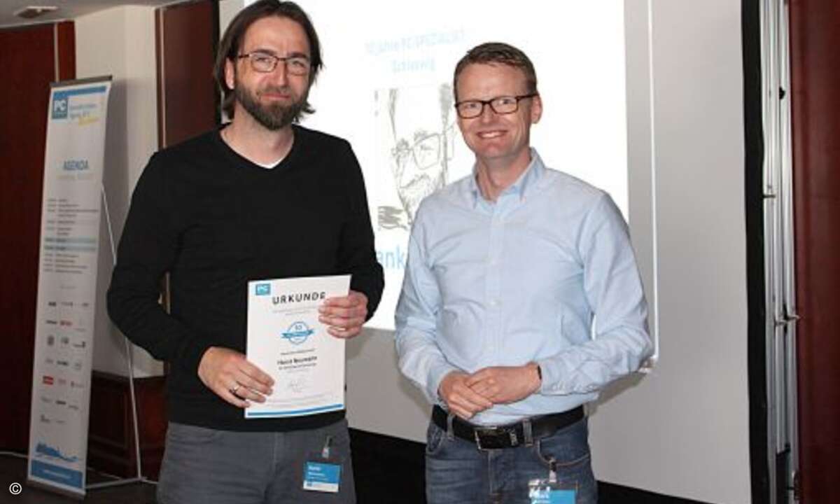 Auch Horst Neumann Jr. wurde von Synaxon-Vorstand Mark Schröder für seine zehnjährige PC-Spezialist-Zugehörigkeit geehrt (Bild: Synaxon)