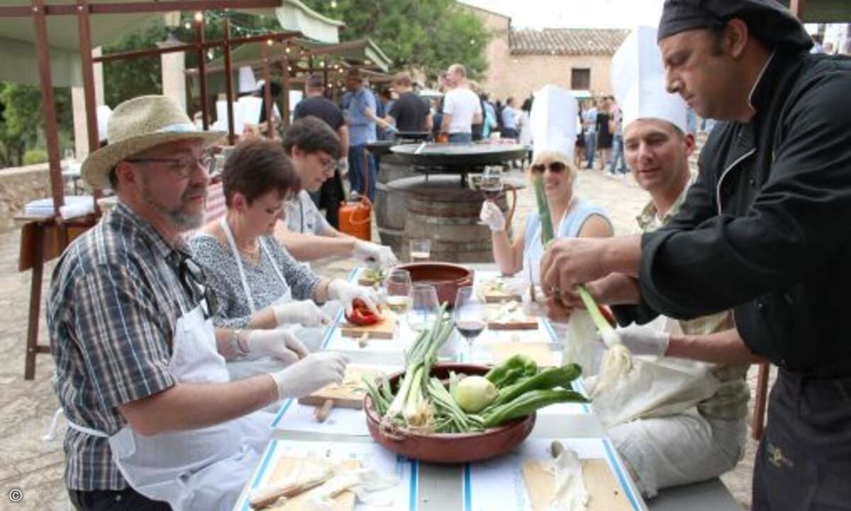 Gemeinsam kochten die Teilnehmer auf typisch mallorquinischen Finca (Bild: Synaxon)