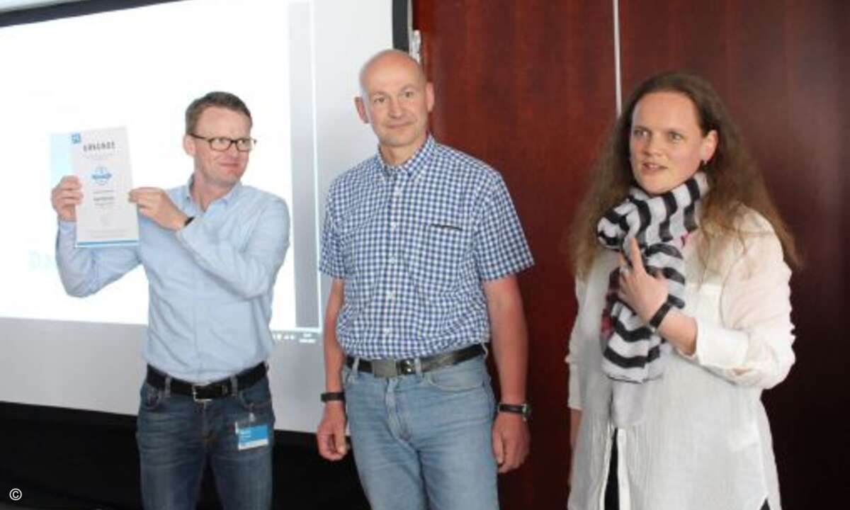 Axel Hinrichs bekam eine Urkunde für die 15-jährige Mitgliedschaft (Bild: Synaxon)