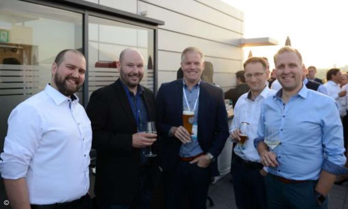 Zwischenstation: Simon Heitkamp von Regler Systems, Michael Grabmann von Sysob, Swen Kroll und Martin Seidel von Schröter Managed Service und Johannes Althaus von Hees (v. li.), nutzten die Pause zwischen Arbeit und Party (Foto: Compass Gruppe)