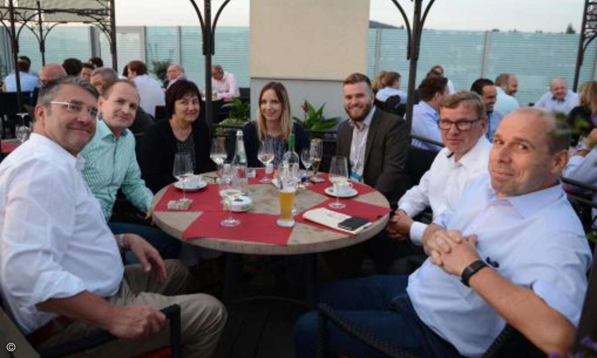 Treffpunkte für die Compass-Mitglieder: Die einen saßen abends am Tisch von Konica-Minolta... (Foto: Compass Gruppe)