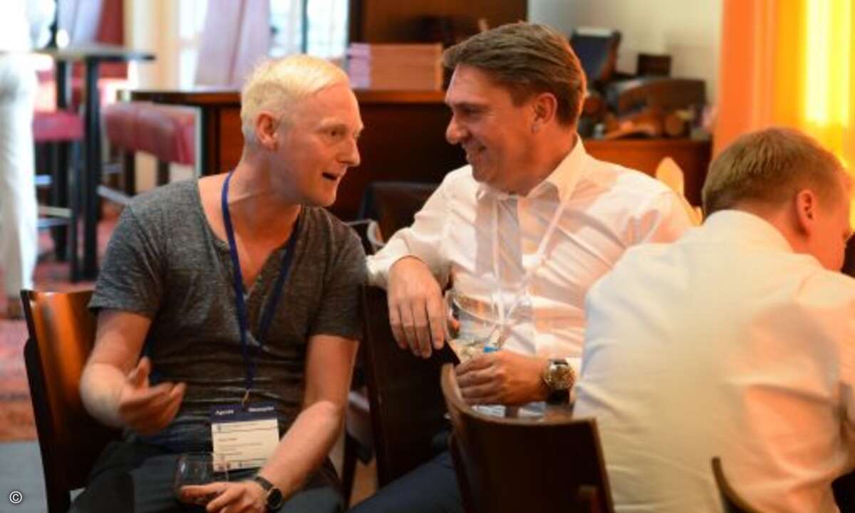 Überzeugungsarbeit am Rande der Veranstaltung: Oliver Pfaff, HP (li.) im Gespräch mit Dirk Henniges, Compass Gruppe (Foto: Compass Gruppe)