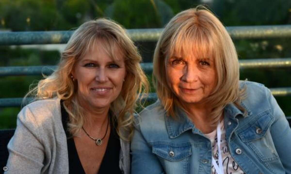 Bezauberndes Lächeln nicht nur für den Fotografen: Heike Steen von Tribus IT (li.) und Manuela Marx von Horn & Görwitz (Foto: Compass Gruppe)