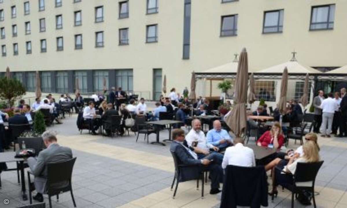 Pausengespräche zwischen den Vorträgen auf der Hotelterrasse (Foto: Compass Gruppe)