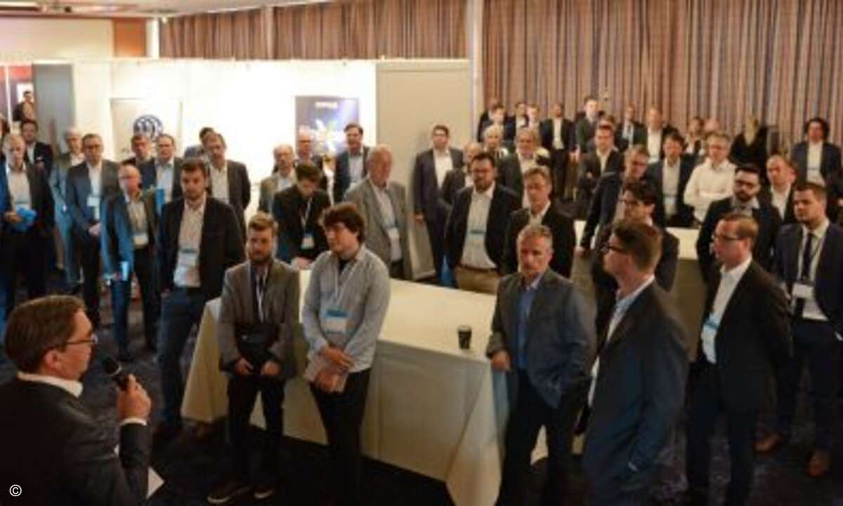 Compass-Geschäftsführer Dirk Henniges begrüßt im Messebereich der Business Convention die Systemhauspartner (Foto: Compass Gruppe)