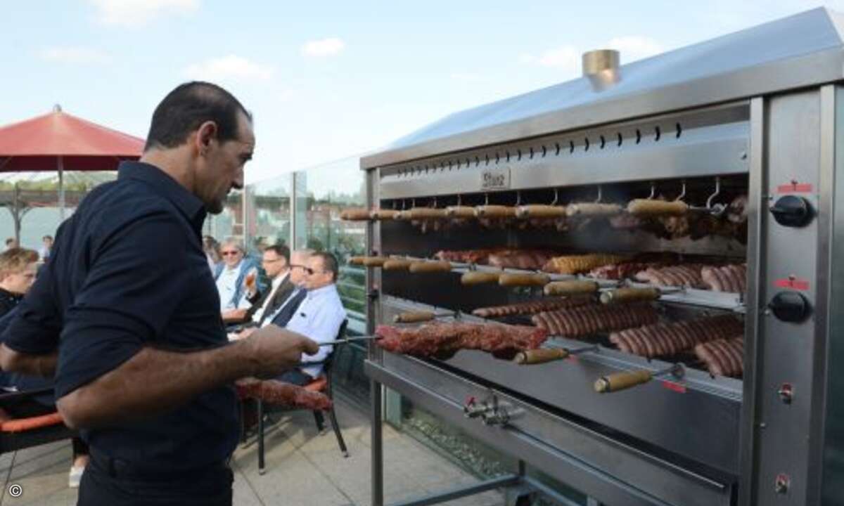 ...während der Grillmeister sein Bestes gibt... (Foto: Compass Gruppe)