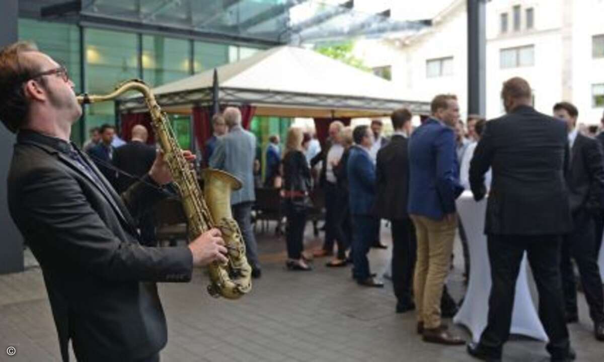 Networking bei Saxophonklängen (Foto: Compass Gruppe)
