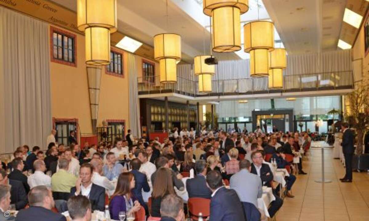 ...kann drinnen die Abendveranstaltung beginnen (Foto: Compass Gruppe)