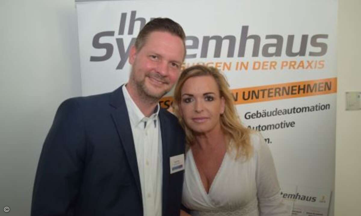 Referent René Claus von ESET lächelt zusammen mit Carolin Schlüter (CRN) in die Kamera (Foto: CRN)
