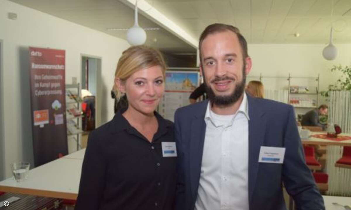 Gina Gießmann von der CRN unterhält sich an ihrem ersten Solutin Day mit Tobias Neugebauer von Kaspersky (Foto: CRN)