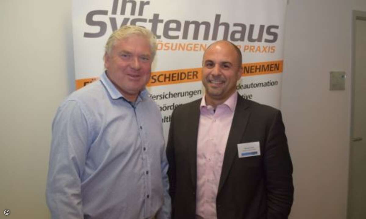 Martin Fryba (CRN) begrüßt Michael Teniz von Bechtle Clouds (Foto: CRN)