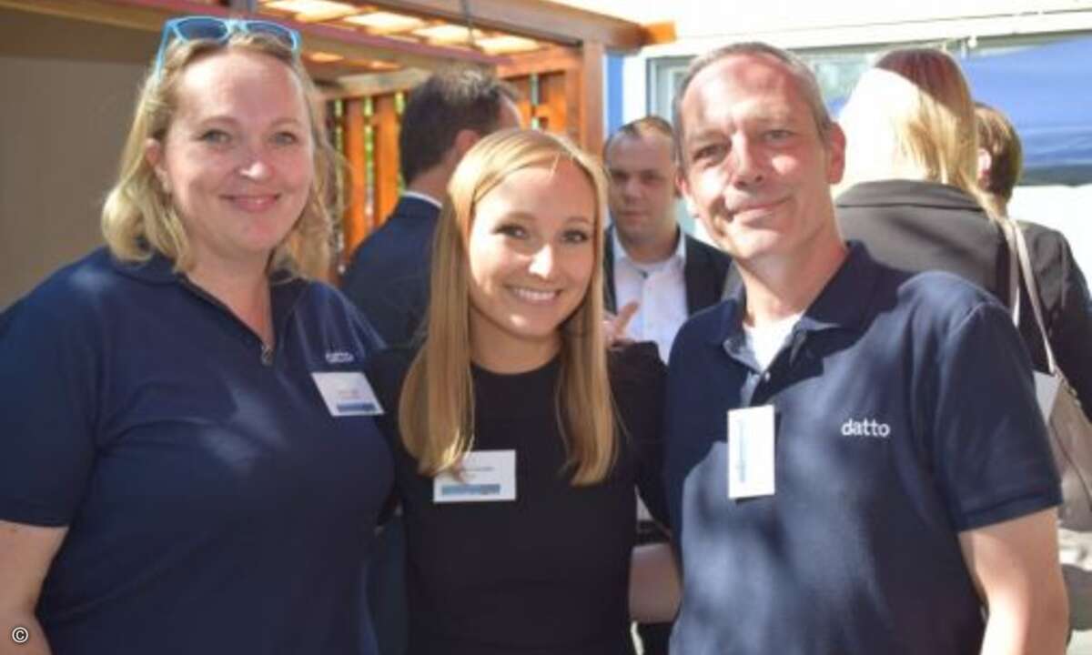 Nicola Green und Klaus Kahle (beide Datto) nehmen Malina Colombo von der CRN in ihre Mitte (Foto: CRN)