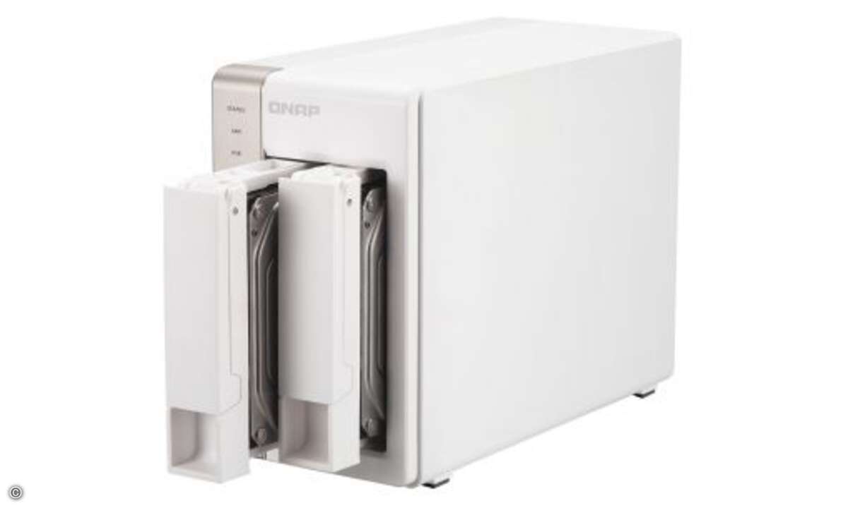 NAS mit hohem Unterhaltungswert:
Mit seinem 2,41 GHz Intel Celeron Dual-Core-Prozessor sorgt das QNAP »TS-251« 2-Bay-NAS in kleinen Heimbüros und Privathaushalten für die optimale Sicherheit aller Daten. Über seinen USB-3.0-Anschluss auf der Vorder