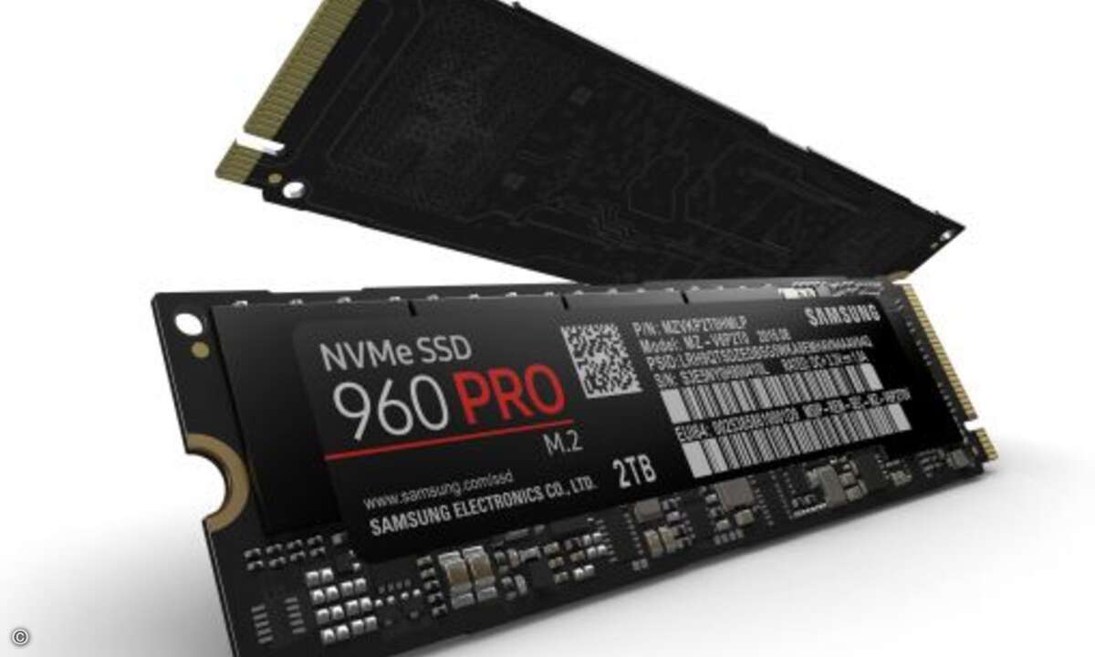 Starker Speicher von Samsung:
Samsungs M.2 NVMe-»SSD 960 PRO« basiert auf der bewährten V-NAND-Speichertechnologie und überzeugt neben ihrer Langlebigkeit vor allem durch Geschwindigkeit, Performance und Speicherkapazität. Sie wird mit vier PCI-Exp