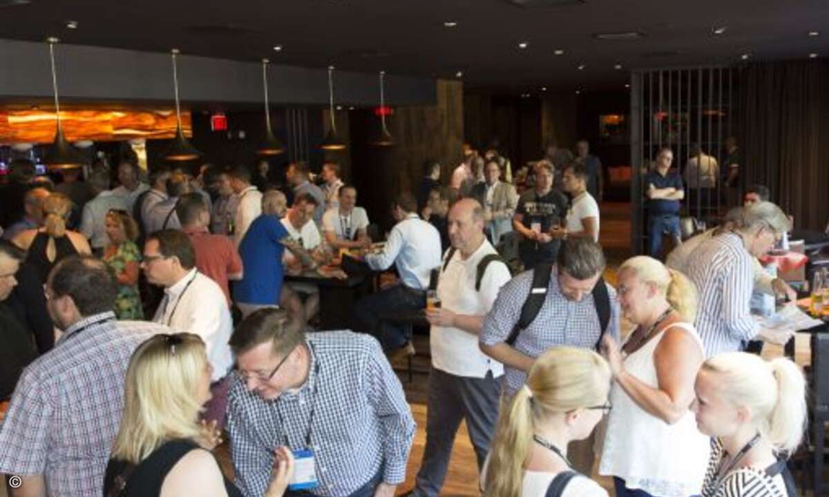 Bei einem umfangreichen Buffet und kalten Getränken kam man schnell ins Gespräch (Foto: Microsoft)
