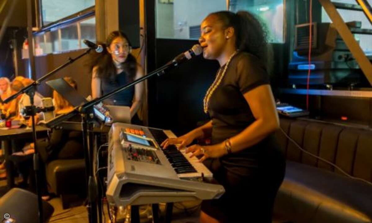 Im Nebenraum gab es Ohrenschmeichler in Form von Live-Musik (Foto: CRN)