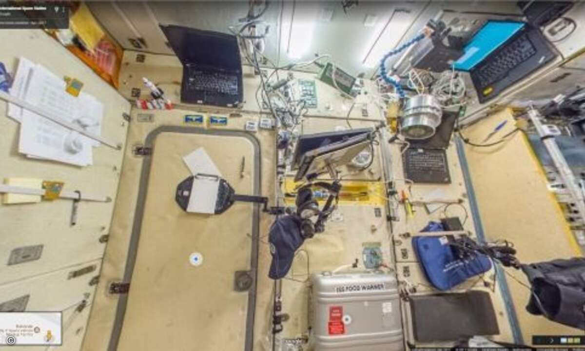 Auch vor dem Eingang zu einem der Schlafplätze im russischen Modul hängen diverse Arbeitsplätze in der Luft herum (Foto: Screenshot Google Street View)