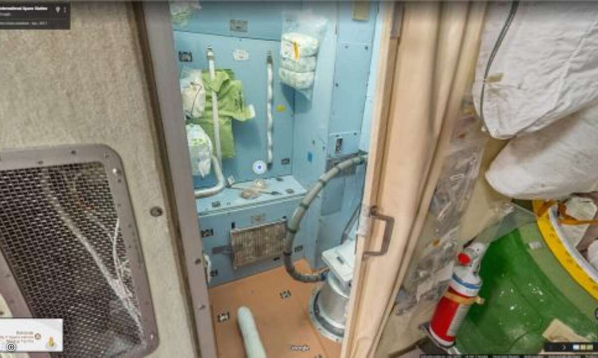 Im Vergleich zur amerikanischen Variante macht sich die russische Toilette beinahe schon gemütlich aus (Foto: Screenshot Google Street View)