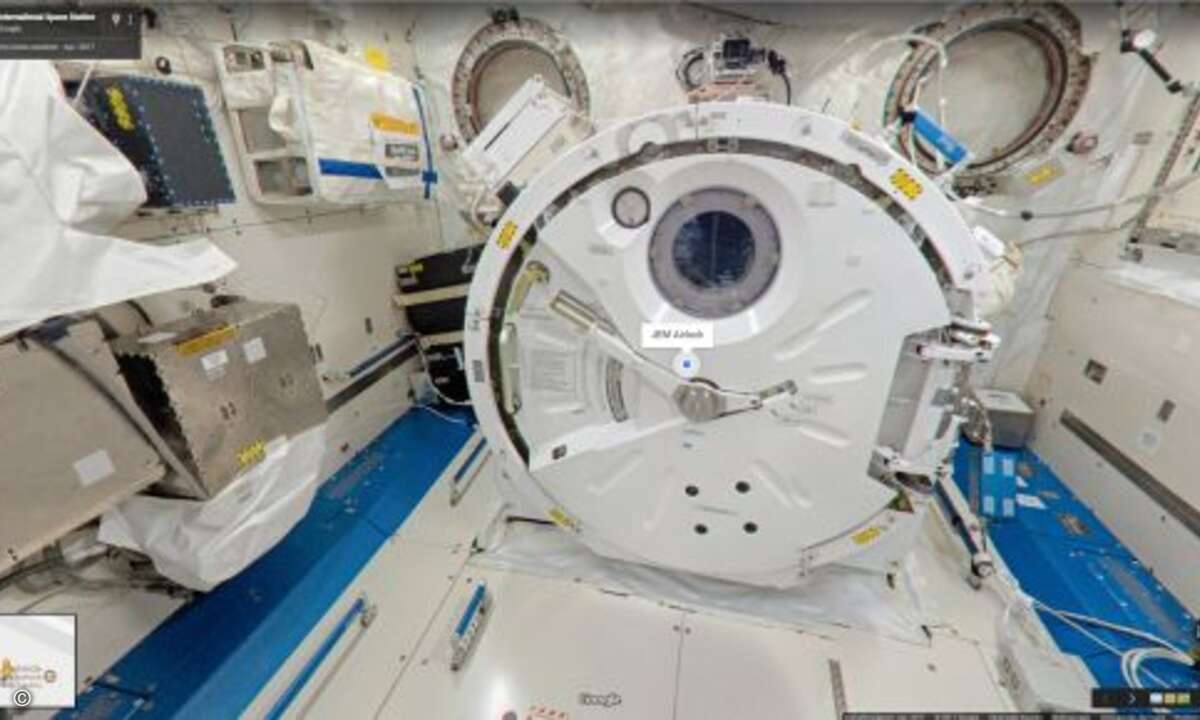 Über solche Schläusen können Satelliten oder auch Astronauten ausgesetzt werden (Foto: Screenshot Google Street View)