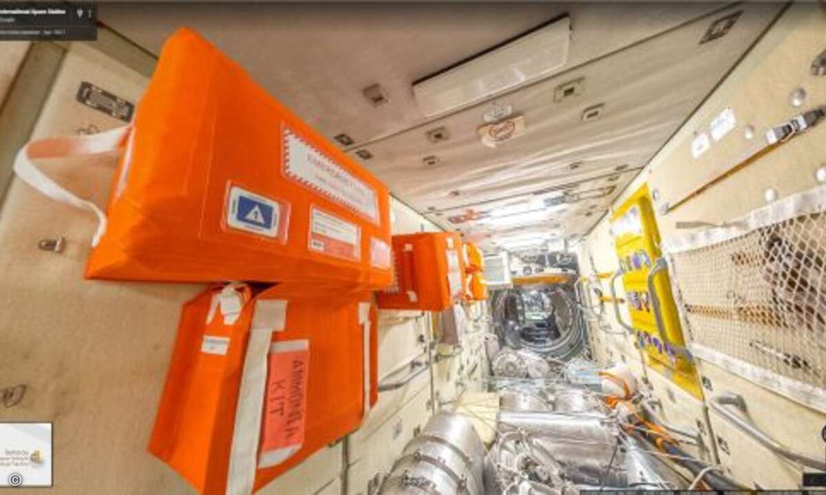 Die Werksfeuerwehr der ISS ist in diesen Taschen verstaut (Foto: Screenshot Google Street View)