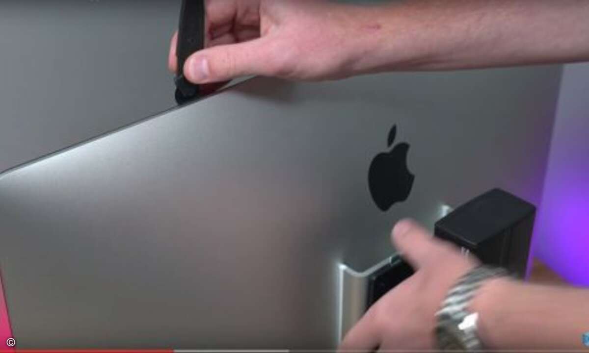 ...Schneidetool von iFixit,... (Foto: Screenshot Youtube Snazzy Labs)