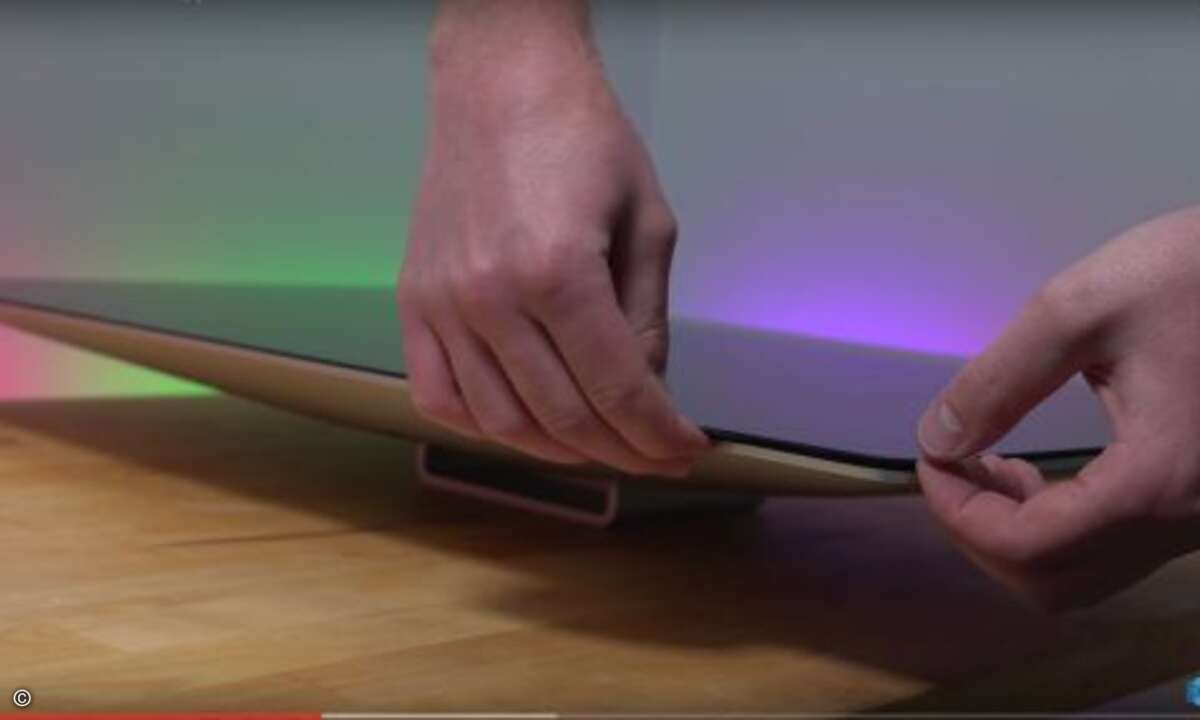 ...mit dem sich das Display relativ gefahrlos ablösen lässt (Foto: Screenshot Youtube Snazzy Labs)