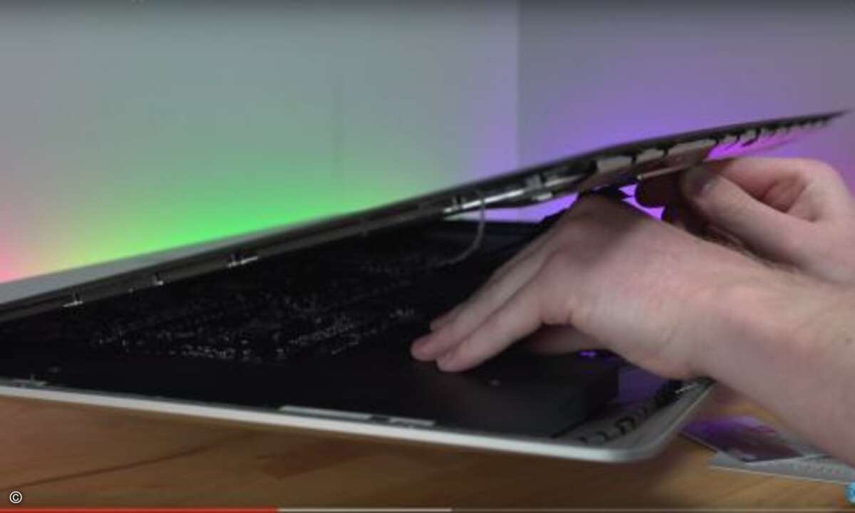 Anschließend müssen nur noch vorsichtig die Anschlusskabel des Displays ausgesteckt werden... (Foto: Screenshot Youtube Snazzy Labs)