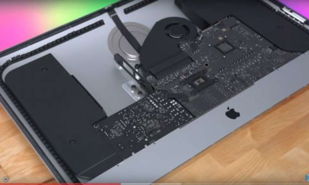 ... und schon liegt das Innenleben frei, das im Wesentlichen von den beiden großen Lautsprechereinheiten bestimmt wird (Foto: Screenshot Youtube Snazzy Labs)