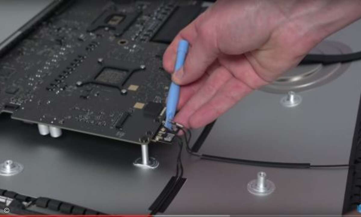 Nach dem Entfernen einiger Kleinteile wie der WLAN- und Bluetooth-Antennen... (Foto: Screenshot Youtube Snazzy Labs)