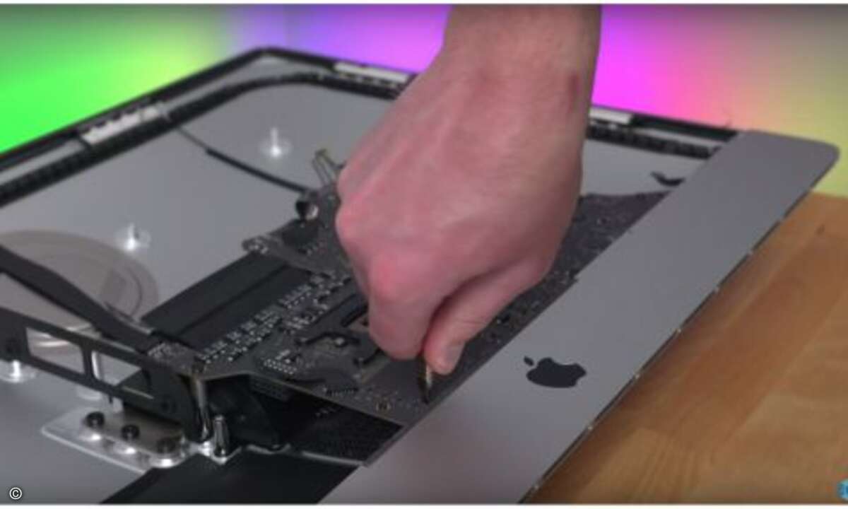 ... konnte Nelson auch das Motherboard herausnehmen (Foto: Screenshot Youtube Snazzy Labs)