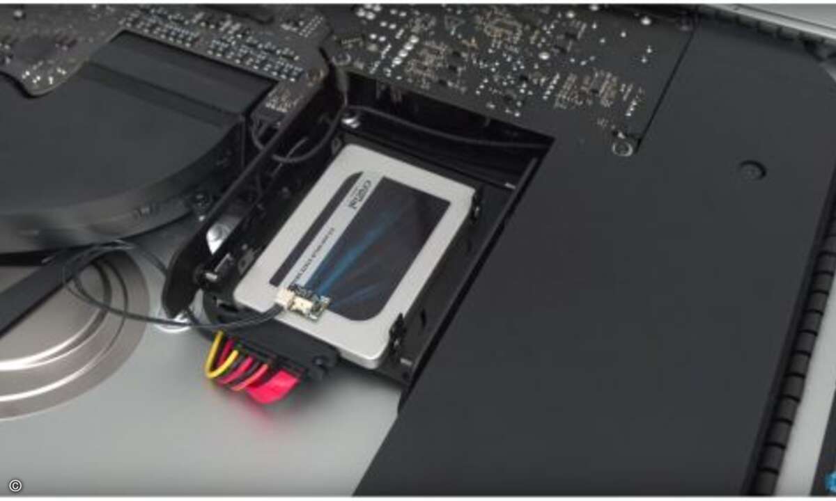 Beim Einbau der zwei TByte großen SSD musste der Bastler auf ein spezielles Anschlusskabel zurückgreifen, damit auch die Temperatur korrekt übermittelt wird und der Lüfter nicht ununterbrochen auf Vollast getrieben wird (Foto: Screenshot Youtube Snaz
