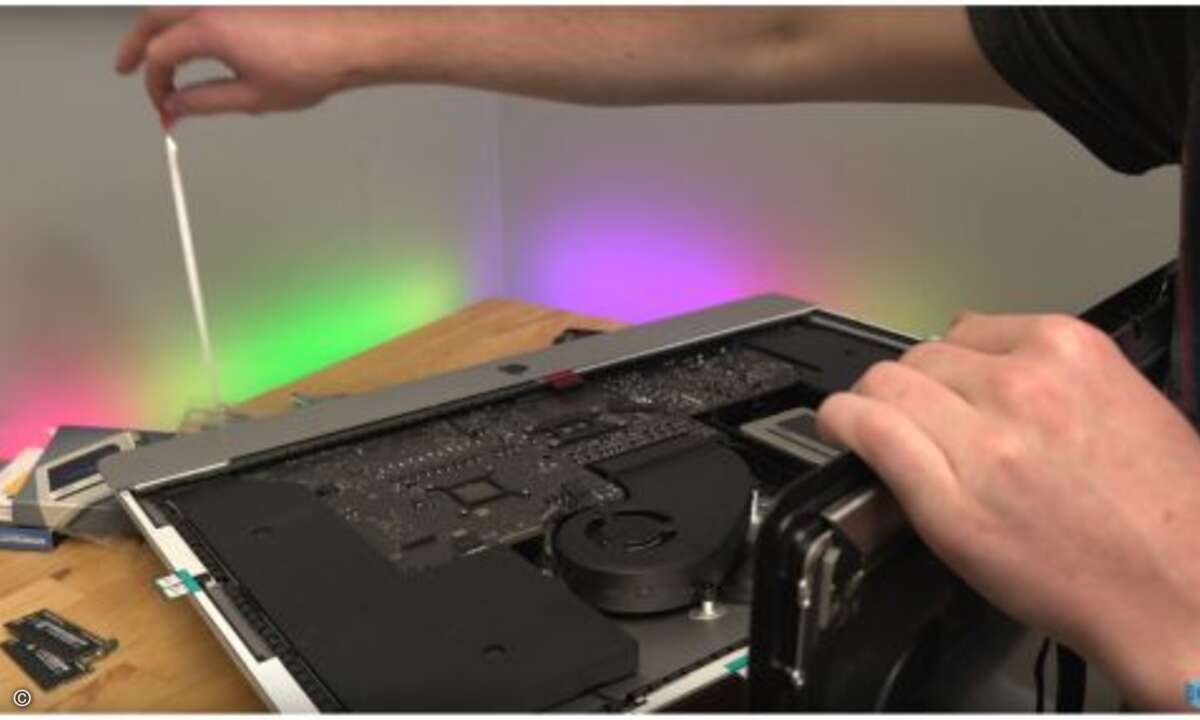Um das Display wieder einzukleben, gibt es fertige Sets (Foto: Screenshot Youtube Snazzy Labs)