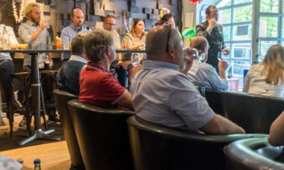 In geselliger Runde wurde tief ins Glas geschaut (Foto: CRN)