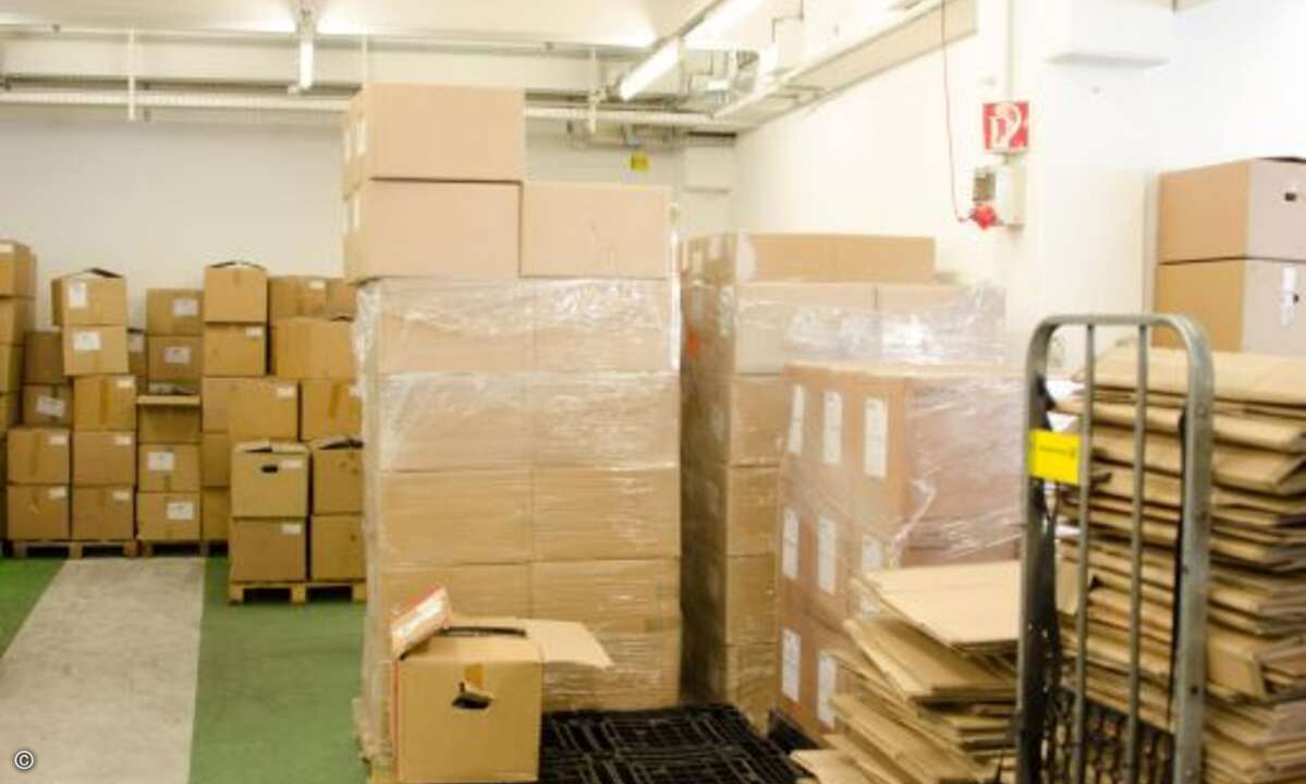 Die Lager der Fälscher waren voll mit zum Versandfertigen Materialien (Foto: Zoll Frankfurt)
