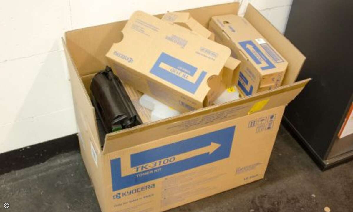 Auf den ersten Blick sehen die Umverpackungen täuschend echt aus (Foto: Zoll Frankfurt)