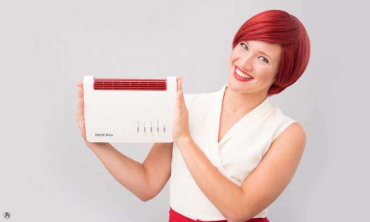 Topmodel trifft Top-Modell: Mit der FRITZ!Box 7590 von AVM ist Miss IFA immer bestens vernetzt (Foto: Messe Berlin)