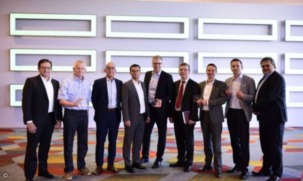 Alle deutschen Preisträger auf der Bühne: Gerry Steinberger, Björn Meyer, Tenzing, Thomas Zimmer, ACP, Ulrich Seibold, Dirk Waltje, ACP, Gerald Gruhl, PDV Systeme, Christian Daniel, PDV Systeme, Alex Burman, Computacenter, Peter Steensma, HPE (von li