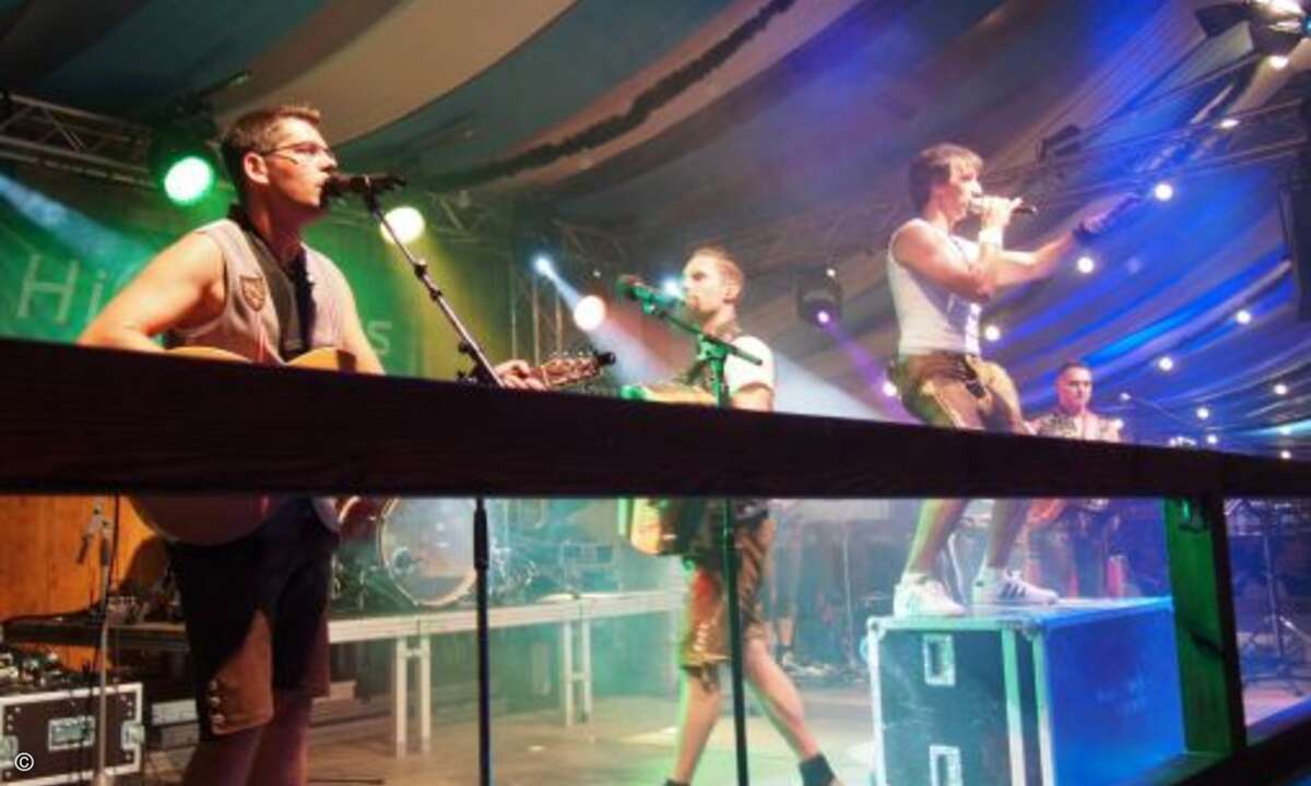 Als erst einmal die Alpenrock-Band aufspielte... (Bild: CRN)