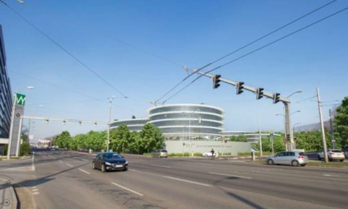 Die Verkehrsanbindung ist gut, das neue Hauptquartier lässt sich nicht nur per Auto erreichen, sondern auch per Zug - die Haltestelle ist gleich nebenan