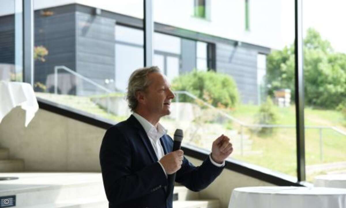 Heinz Fetzer, Mitgründer und Mitgeschäftsführer von Extra Computer begrüßte die Gäste