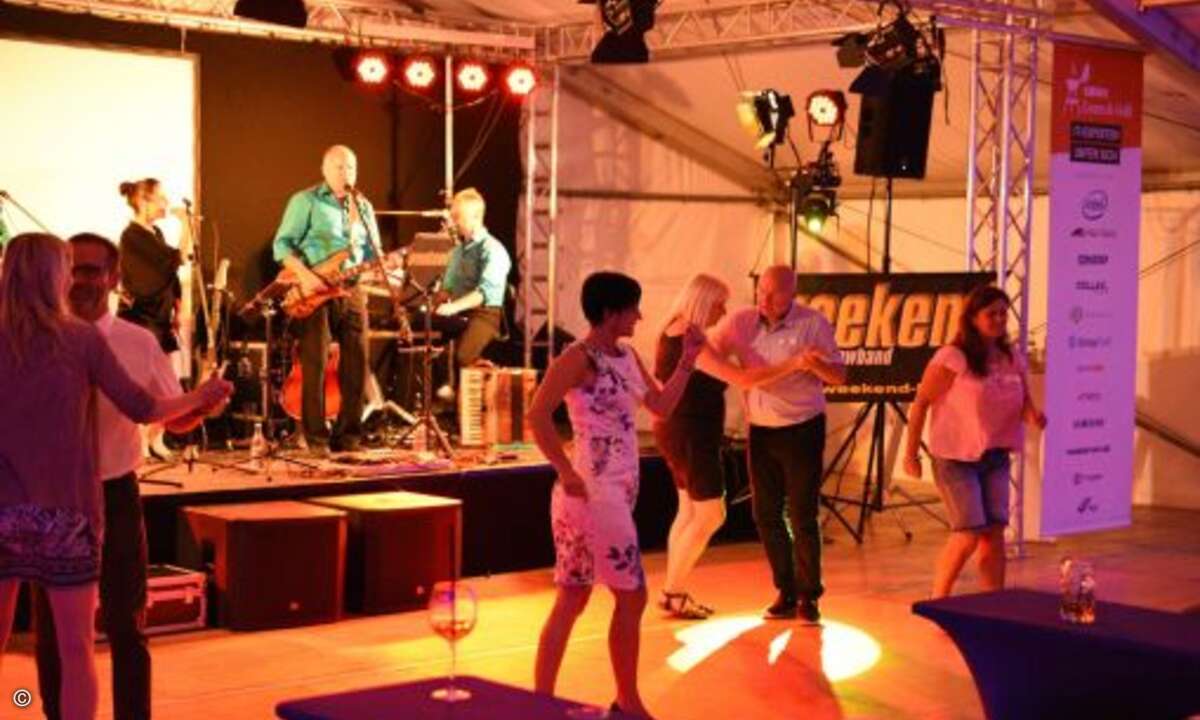 Die Sommerfestgäste tanzten bis spät in die Nacht