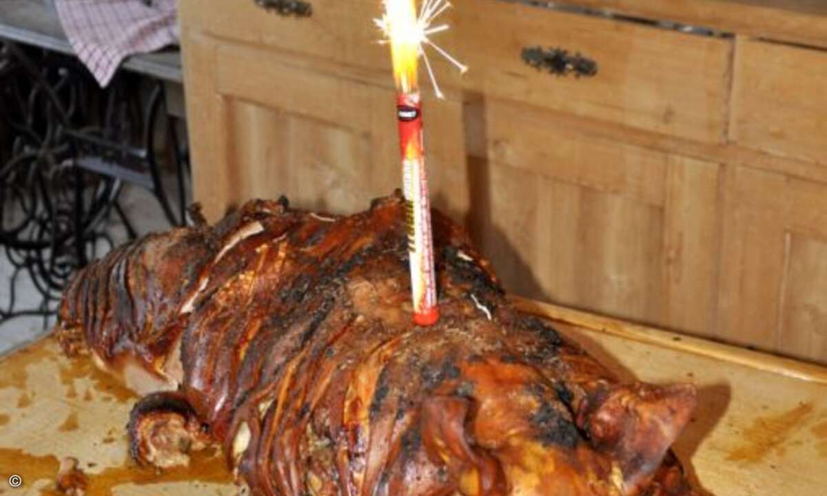 Zum Auftakt gab es für die Messebesucher ein Spanferkel-Essen (Bild: Sysob)
